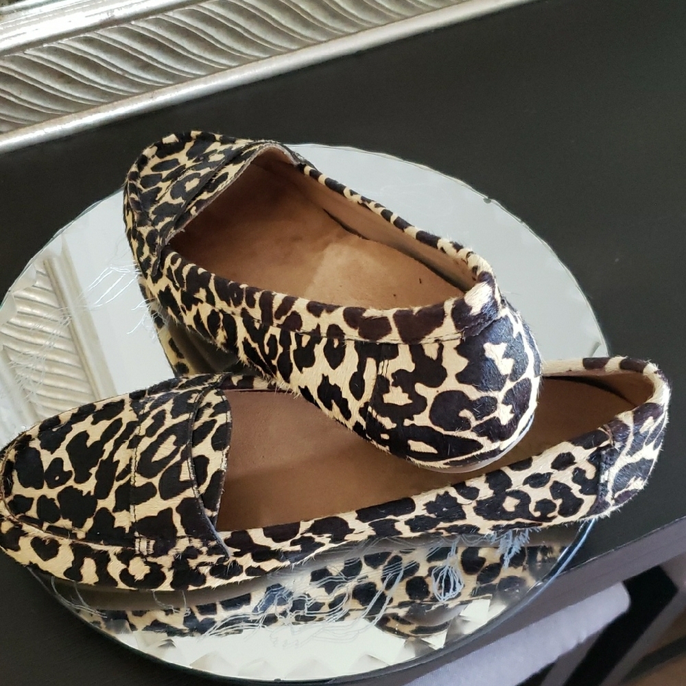 Vionic Leopard Print Flats - Picture 7 of 8